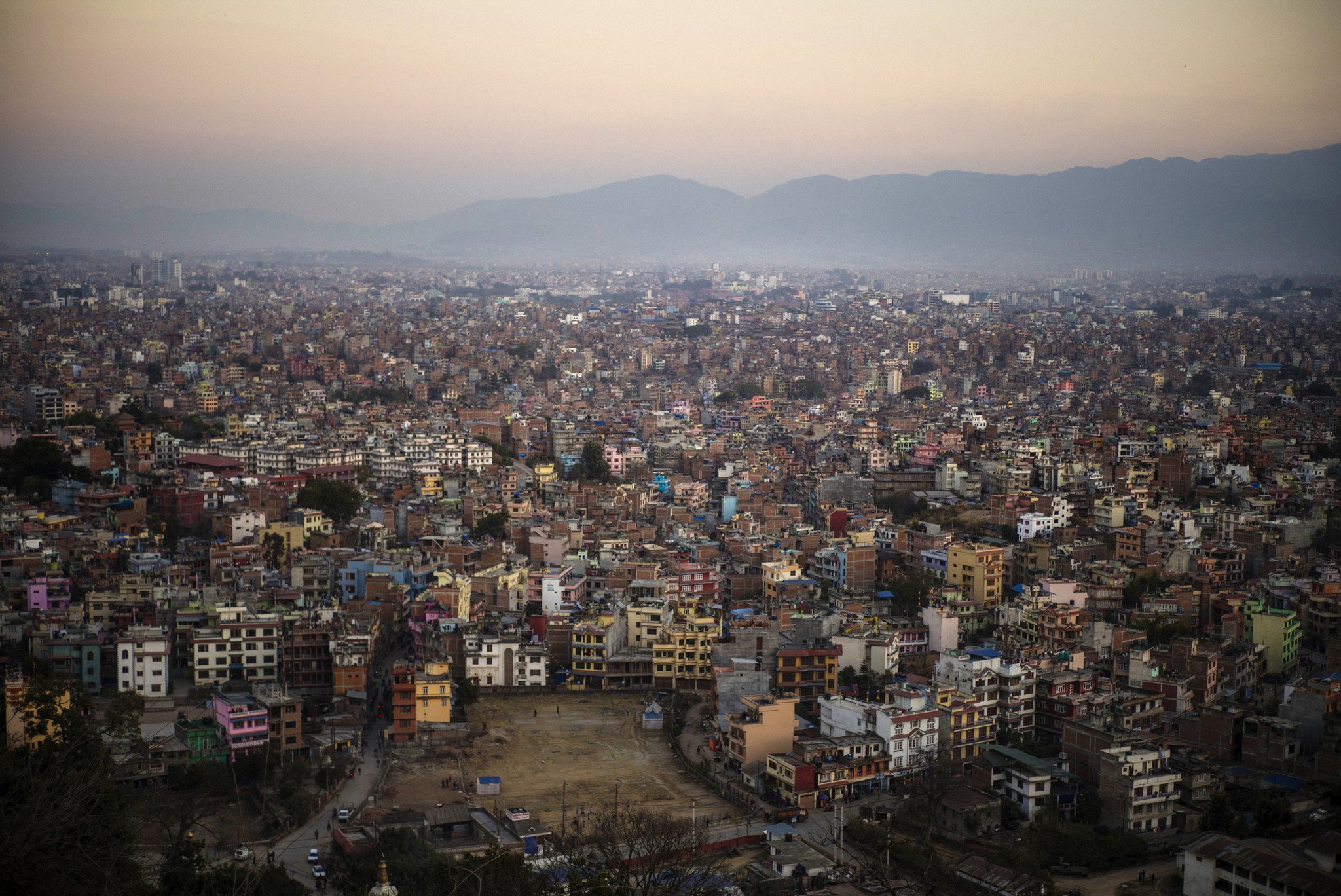 尼泊尔受大地震重创，至今仍在努力复原，图为加德满都地震后景貌。（摄影︰Kieran Doherty /乐施会）